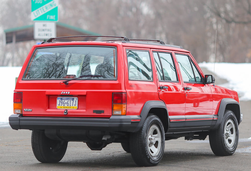 Illustration for article titled For $9,950, Could This 1996 Jeep Cherokee Have You Crossing Over?